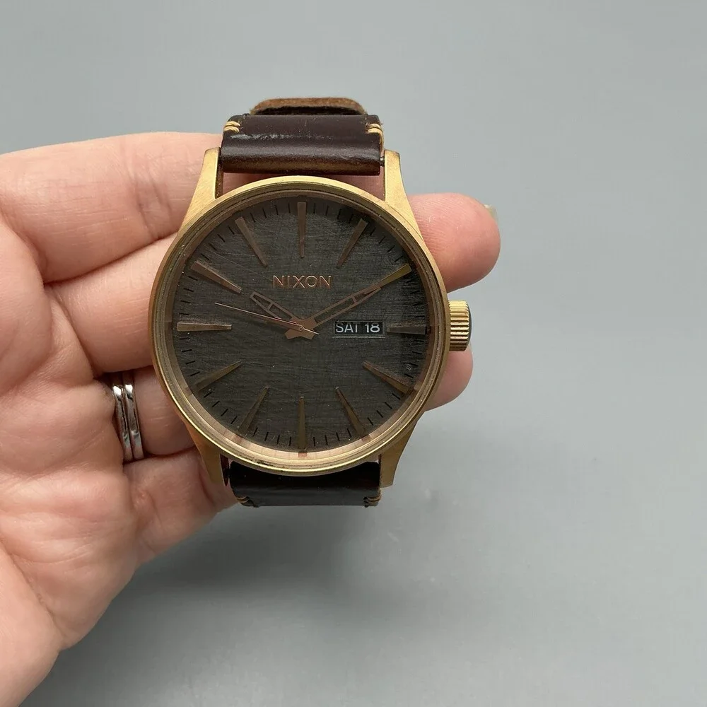 Nixon The Sentry Mens Watch 42mm Gray Dial Brown Leather Day Date New Battery